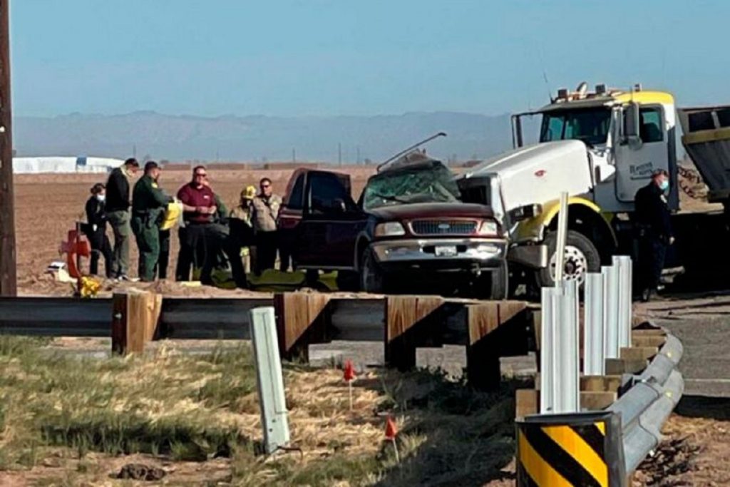 Carnagiu pe autostradă. Cel puțin 15 oameni morți după ce un SUV s-a ciocnit cu un camion