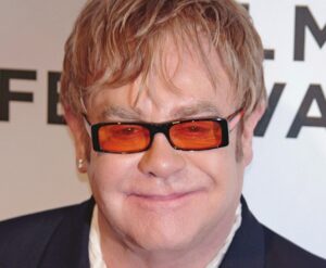 Elton John și-a amânat turneul de adio după testul pozitiv Covid. Era vaccinat complet. Cum se smite marele artist