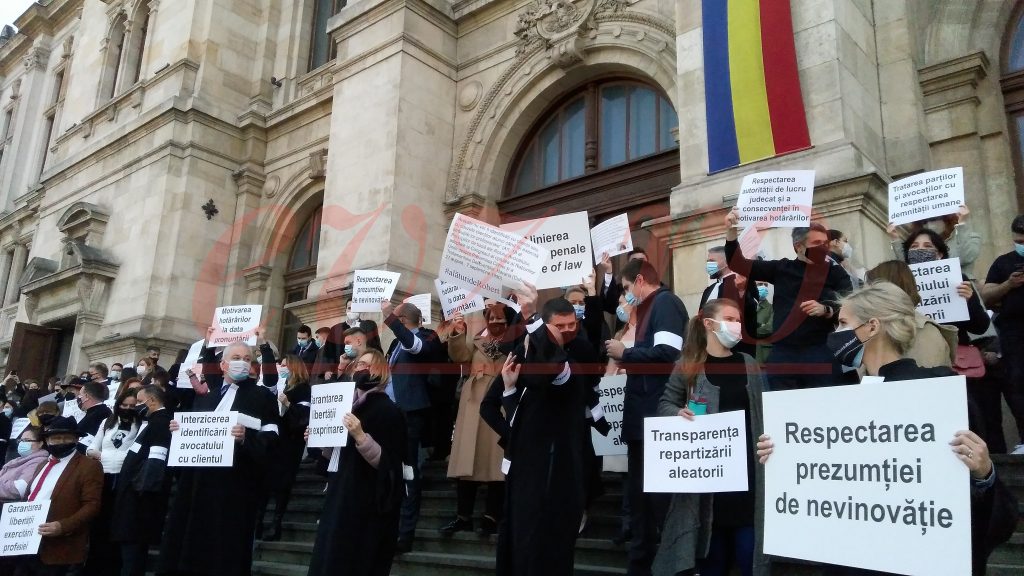 Treptele Curţii de Apel Bucureşti, luate cu asalt! Avocaţii protestează împotriva judecătorilor de la ÎCCJ. FOTO