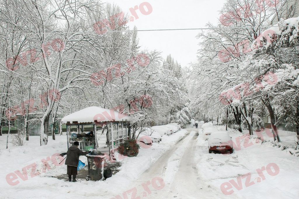 VIDEO incredibil. Ninge în România, în plină vară. Strat gros de zăpadă depus pe drumuri