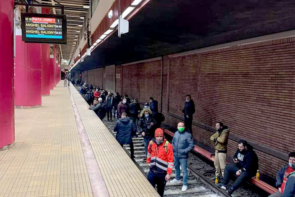 „Război” între călători și greviștii de la metrou. ”Intrăm și noi în grevă”