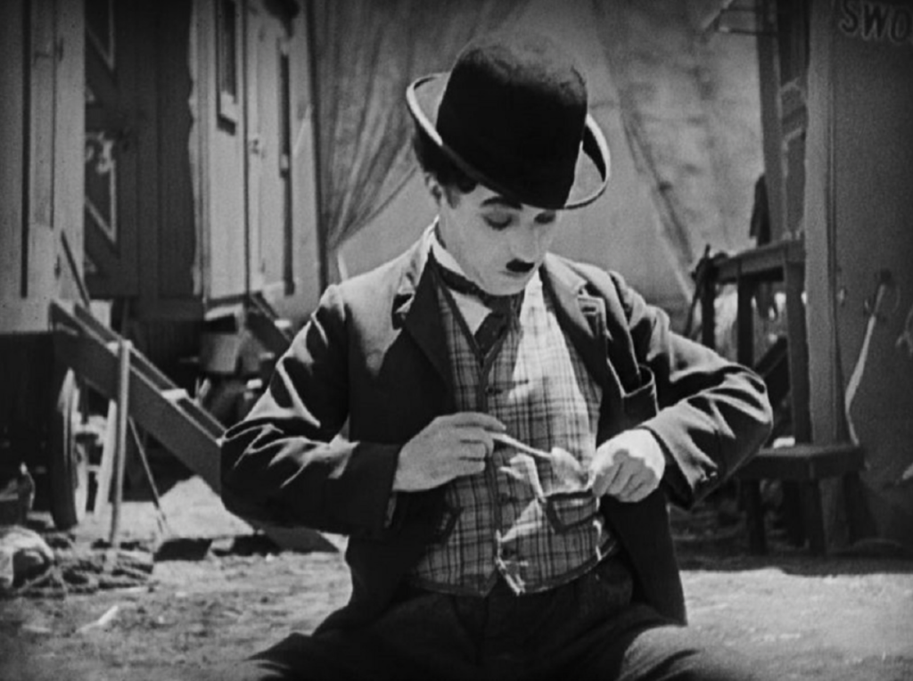 Cerșetori deghizați în Charlie Chaplin în intersecțiile din Capitală. Fac parte din rețele organizate