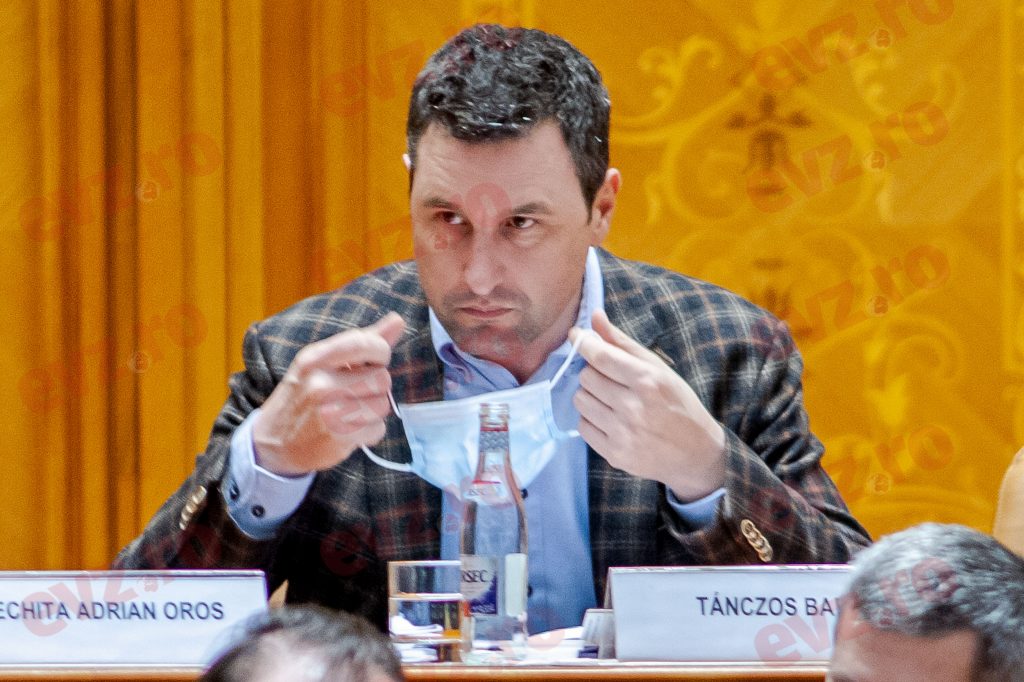Aproape 8.000 de români cer demisia ministrului Mediului, Tanczos Barna