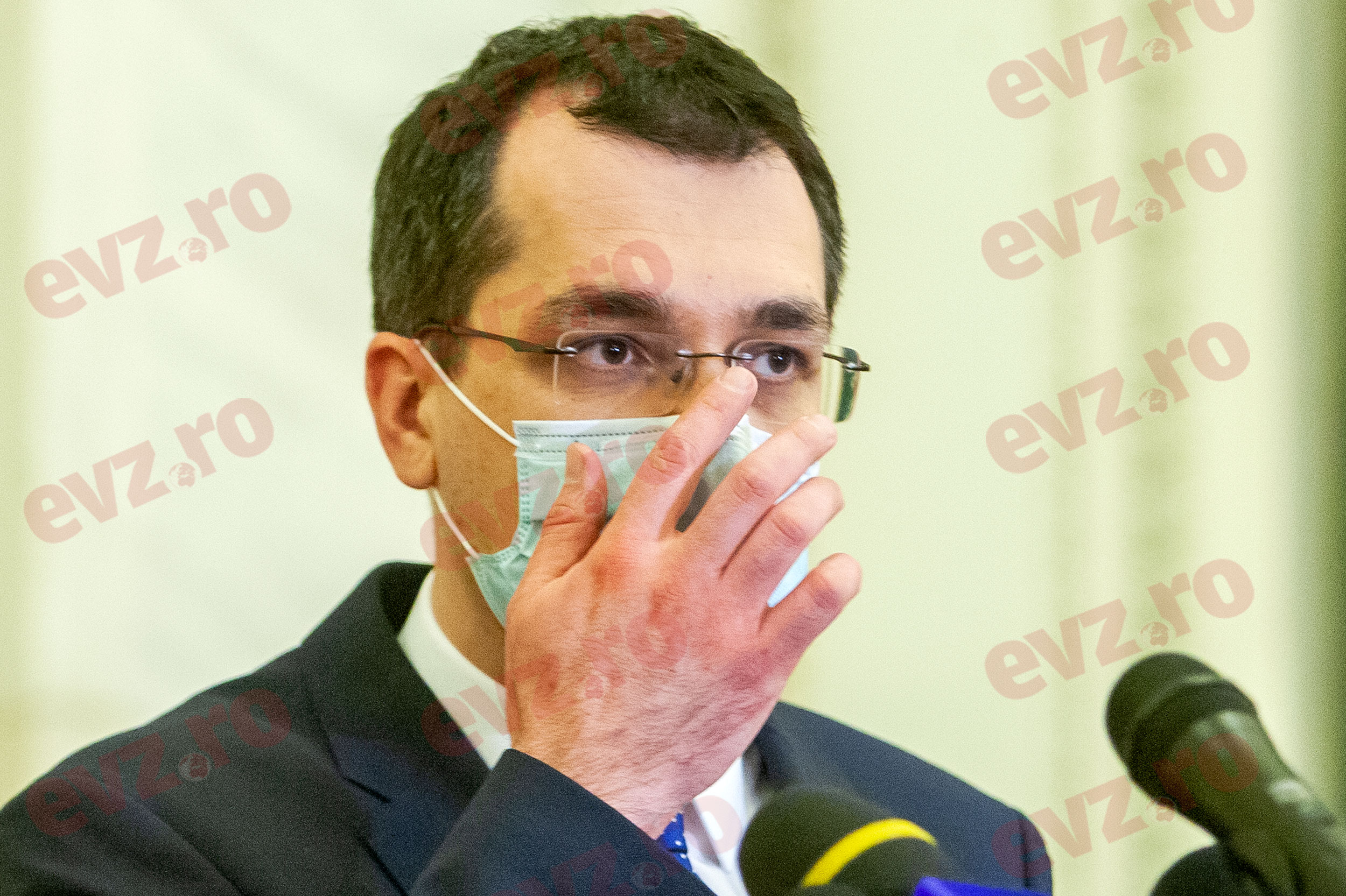 Vlad Voiculescu află deciziile Guvernului de la televizor.