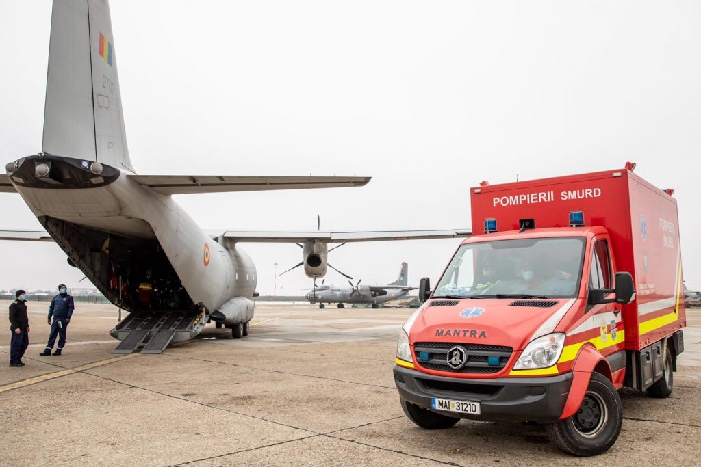 Trei pacienți cu arsuri grave transferați de urgență cu avioane militare în străinătate