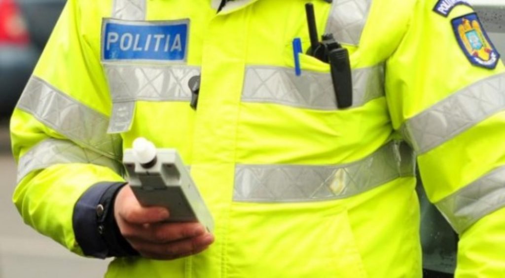 Polițist rutier din județul Neamț încătușat. A solicitat 3.200 de lei unui șofer beat