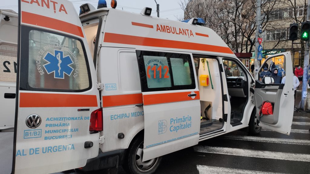 Accident în București. Două mașini și o ambulanță s-au ciocnit violent