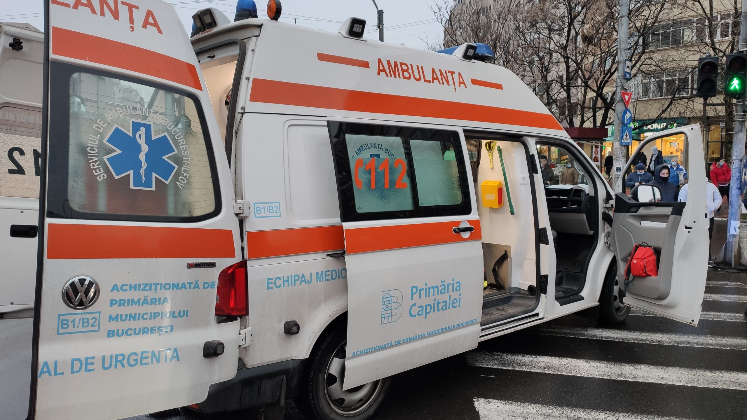 Ambulanță implicată într-un accident rutier grav