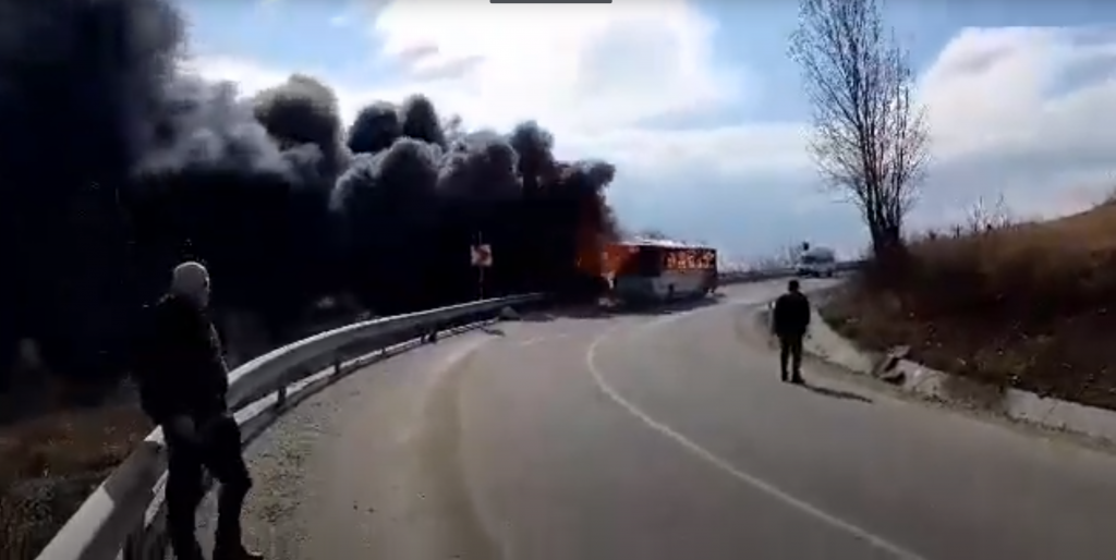 Momente de panică pe drumurile din România. Autocar plin cu pasageri, în flăcări