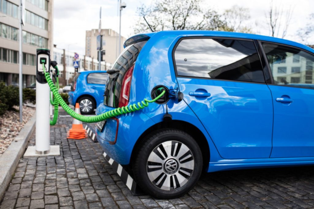 Vânzările de autoturisme electrice și hibride au scăzut în Europa