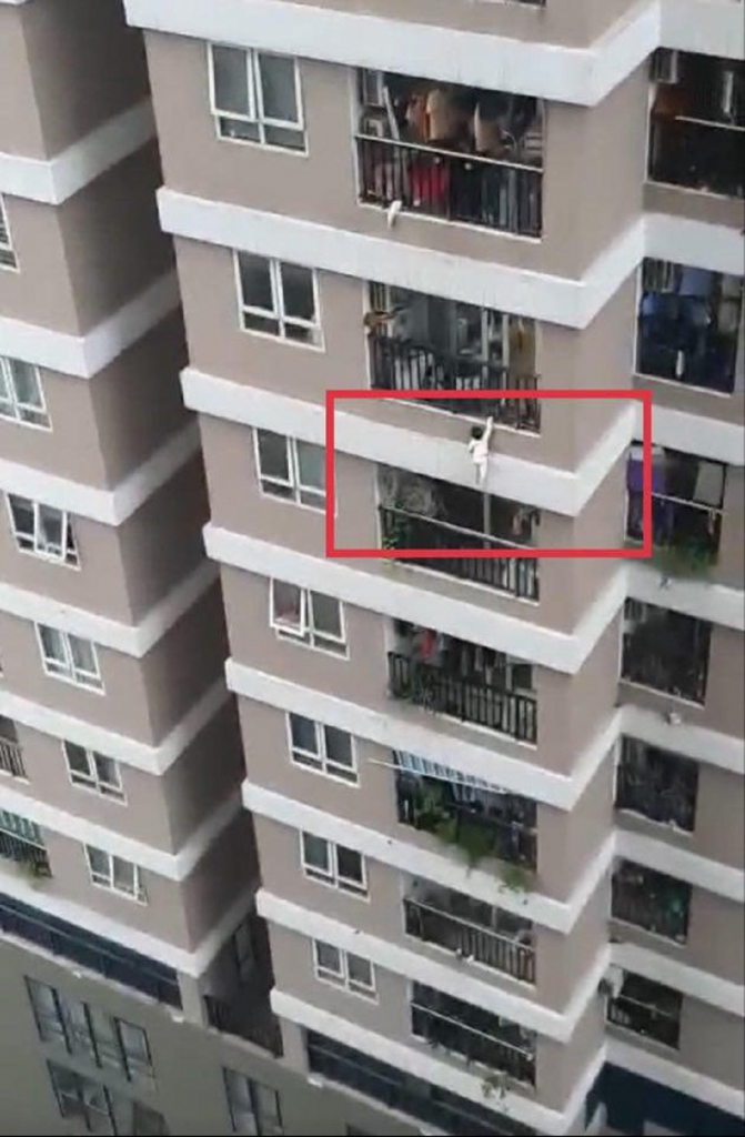 Un copil de 2 ani a căzut de la balcon, de la etajul 12, și a scăpat cu viață. Eveniment uluitor. VIDEO