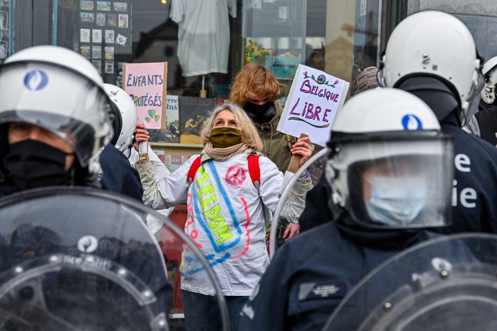 Proteste violente în Belgia. Mai multi polițiști au fost transportați la spital