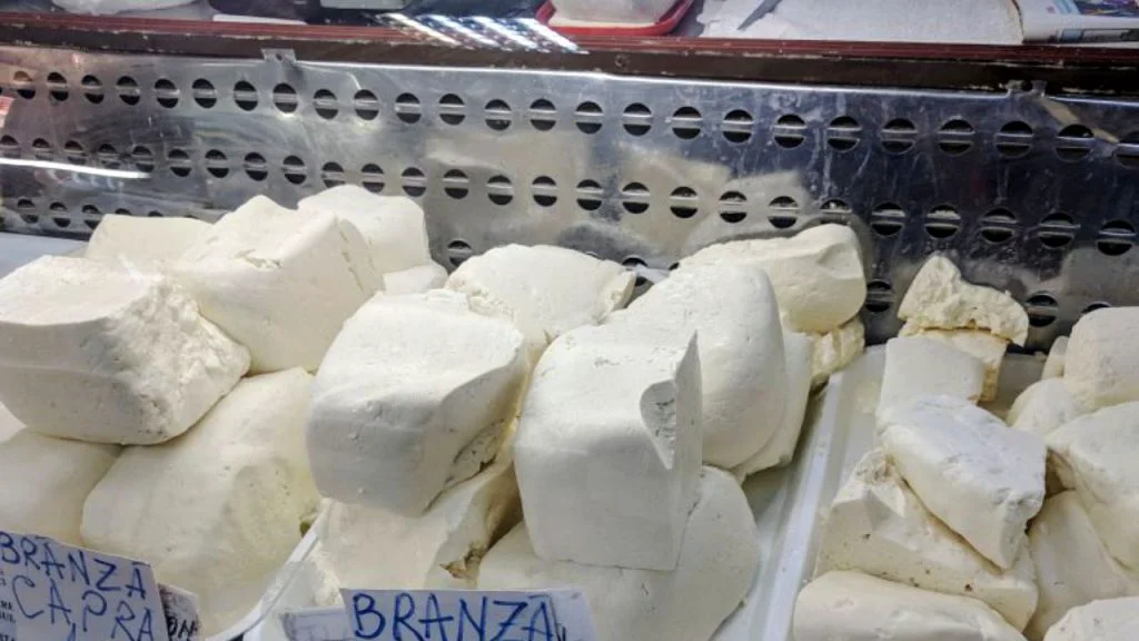 Cum putem păstra brânza proaspătă mai mult timp. Cele mai mari greșeli pe care le facem