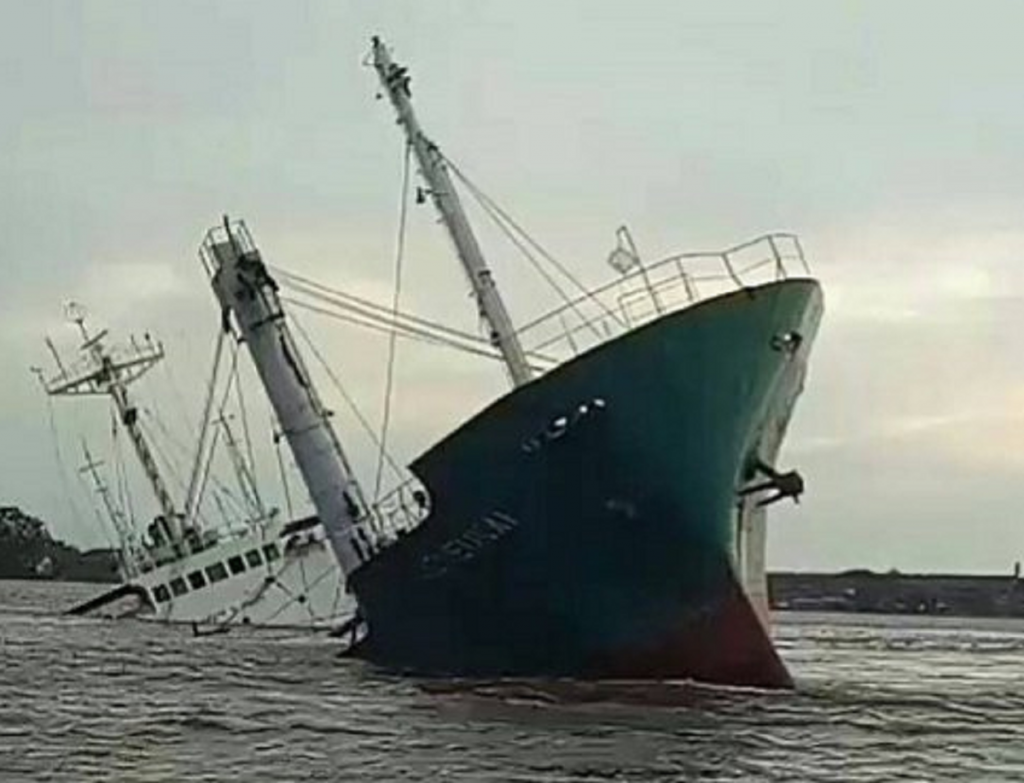 Update. Tragedie în Marea Neagră, un cargou s-a scufundat din cauza furtunii. Două persoane au murit