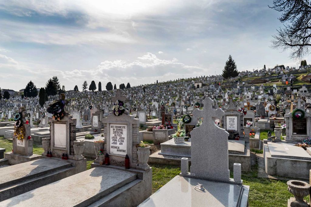 Un bărbat a amenințat că își va lua viața din cauză că se extinde cimitirul din localitate