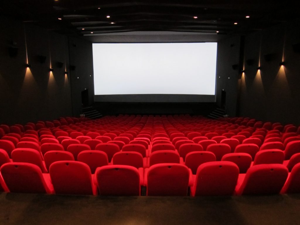Mai în siguranță la cinema decât la școală. Ce locuri favorizează răspândirea COVID-19