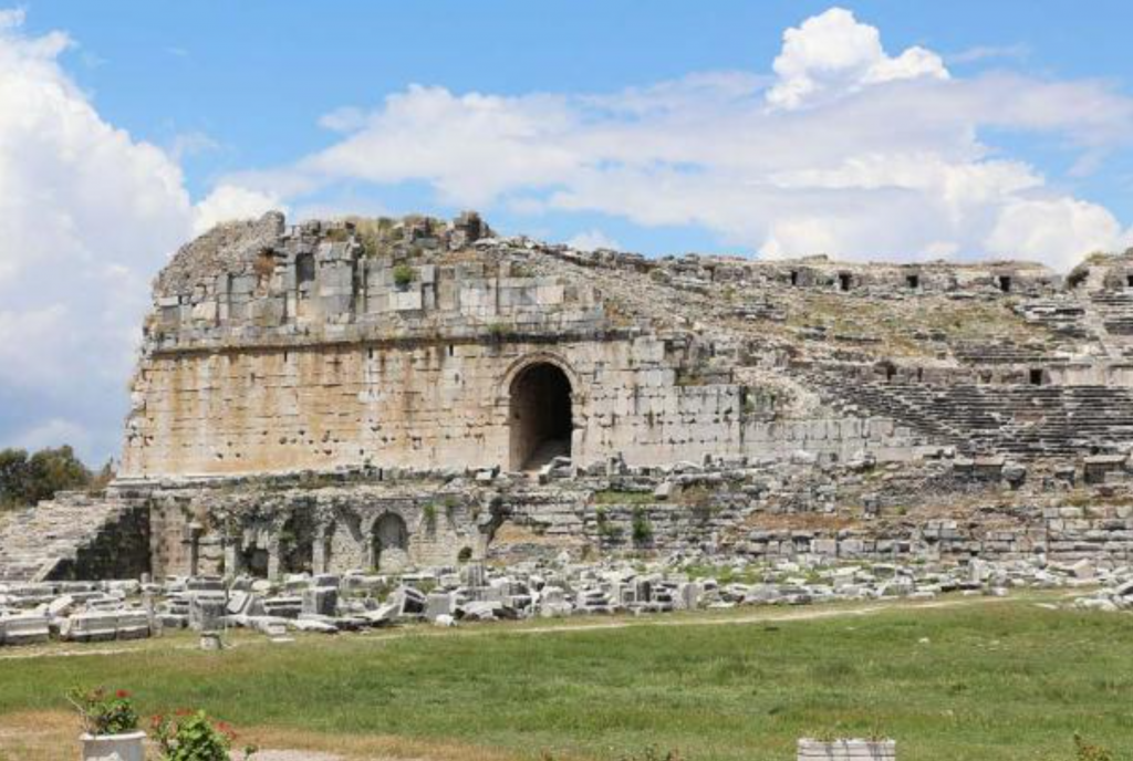 Descoperire uimitoare a arheologilor. Unde a fost găsită o replică a Colosseum-ului