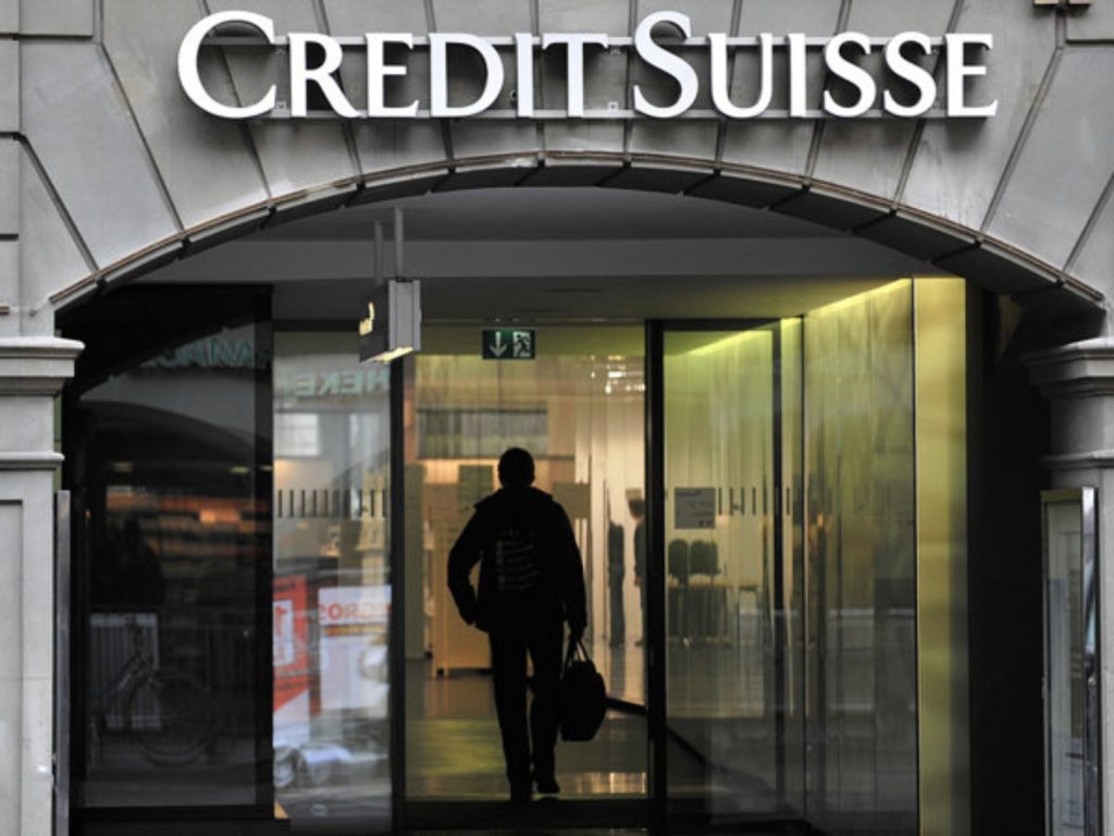 UBS se oferă să cumpere Credit Suisse pentru un miliard de dolari, în mijlocul crizelor bancare. Acordul ar putea fi semnat în această seară