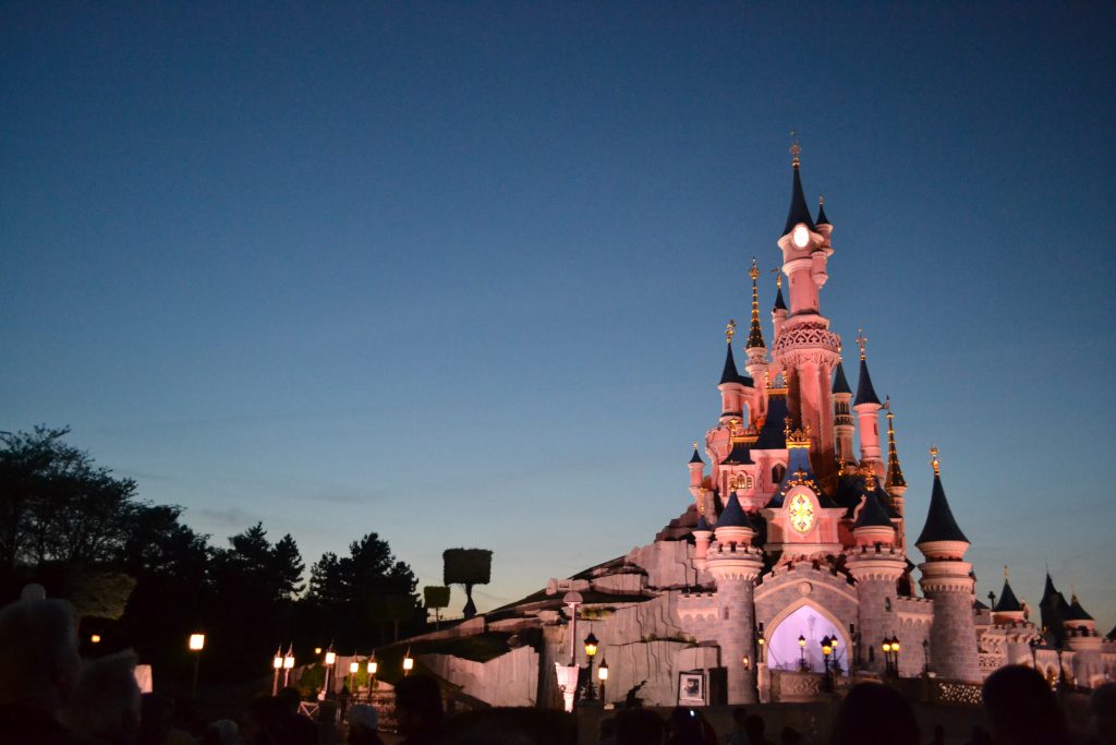 Disneyland Paris nu se va mai deschide la data programată. Care este motivul