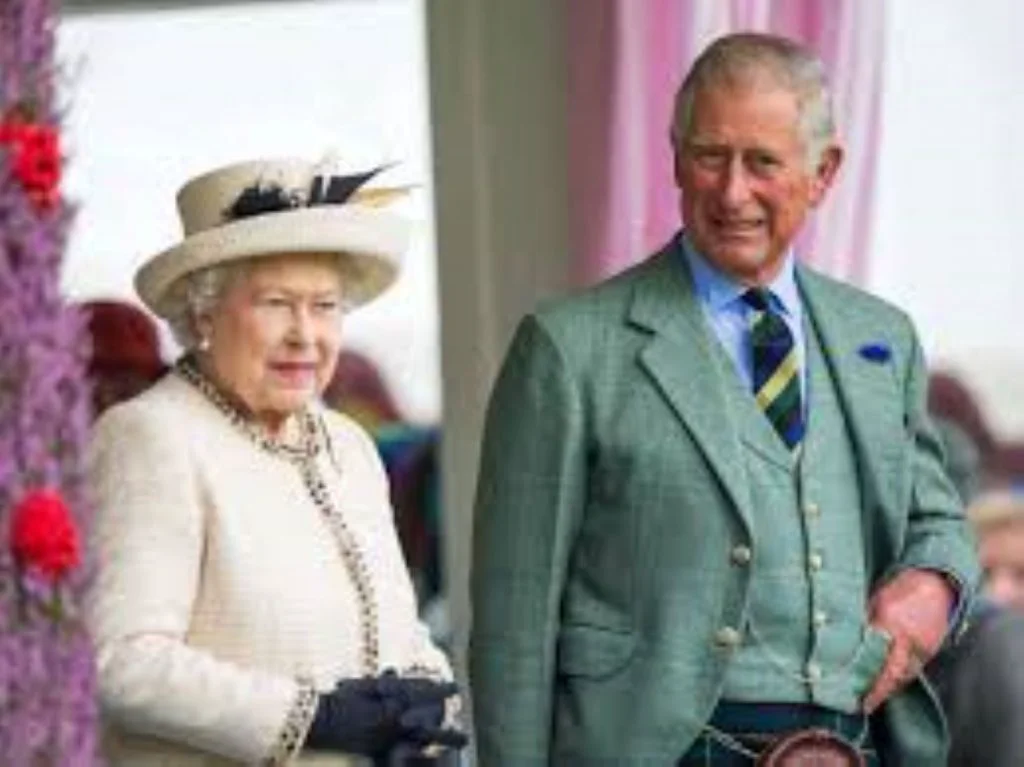 Regina Elisabeta a II „nu l-a înțeles niciodată cu adevărat” pe Prințul Charles. Regina e mai apropiată de Prințul Andrew