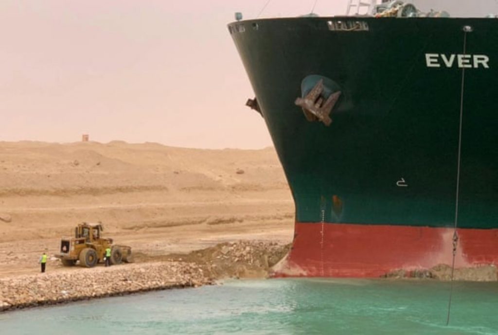 Mega-nava Ever-Given a eșuat în Suez. Blocajul afectează economia Uniunii Europene