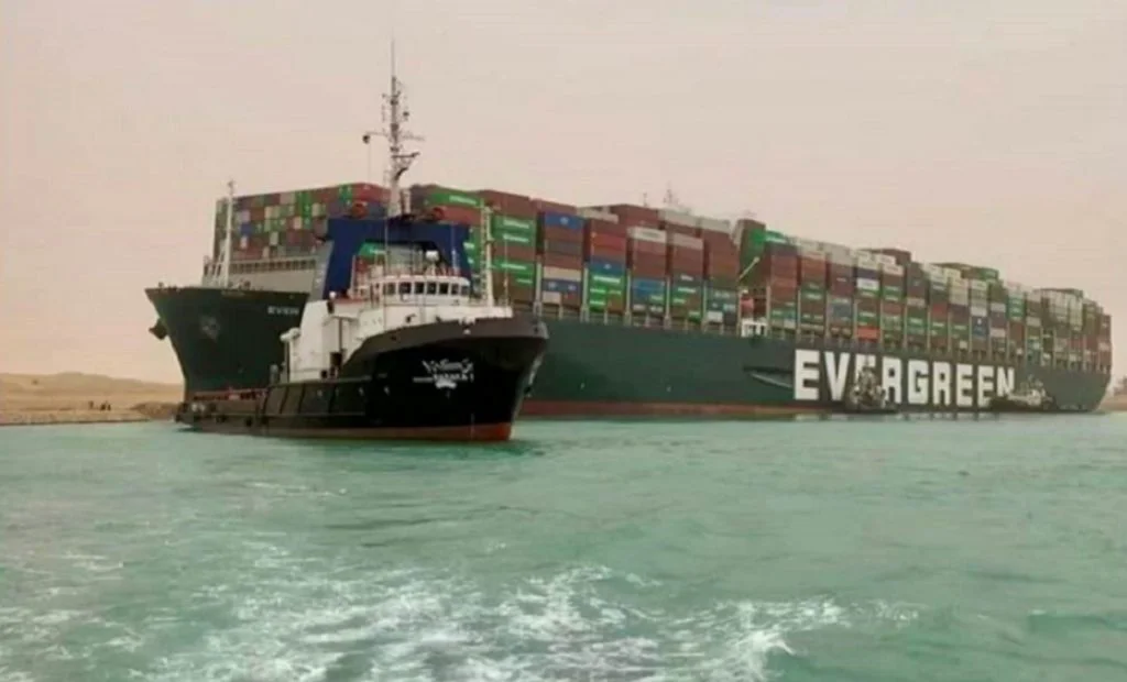 Canalul Suez blocat de un vapor gigant. Coadă uriașă, operațiune de salvare ca în filme. Video