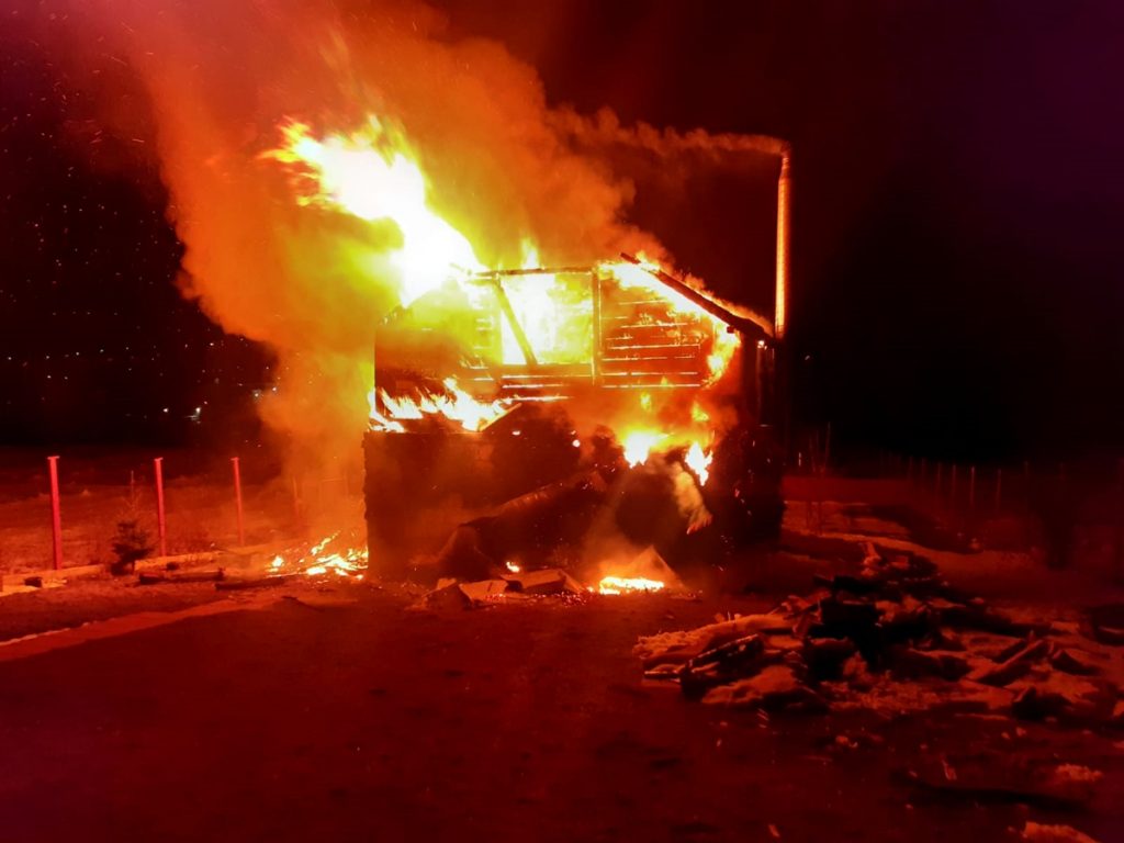 Incendiu puternic în Cluj. O femeie a murit iar o casă a fost distrusă