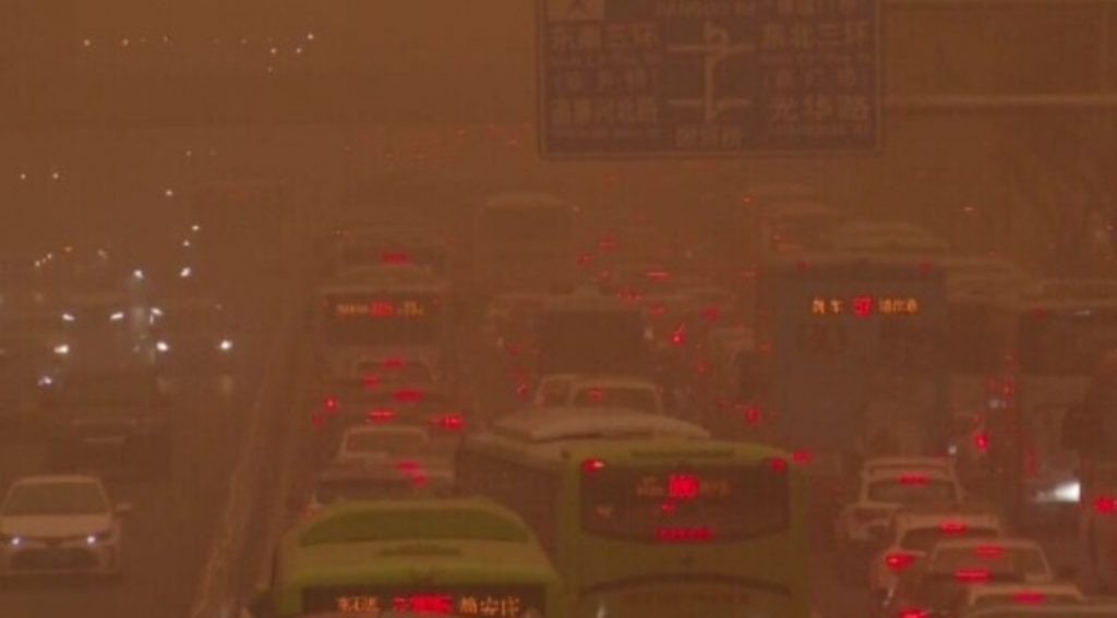 Furtună uriașă de nisip în China. Norul ”apocaliptic” a fost surprins inclusiv la Beijing