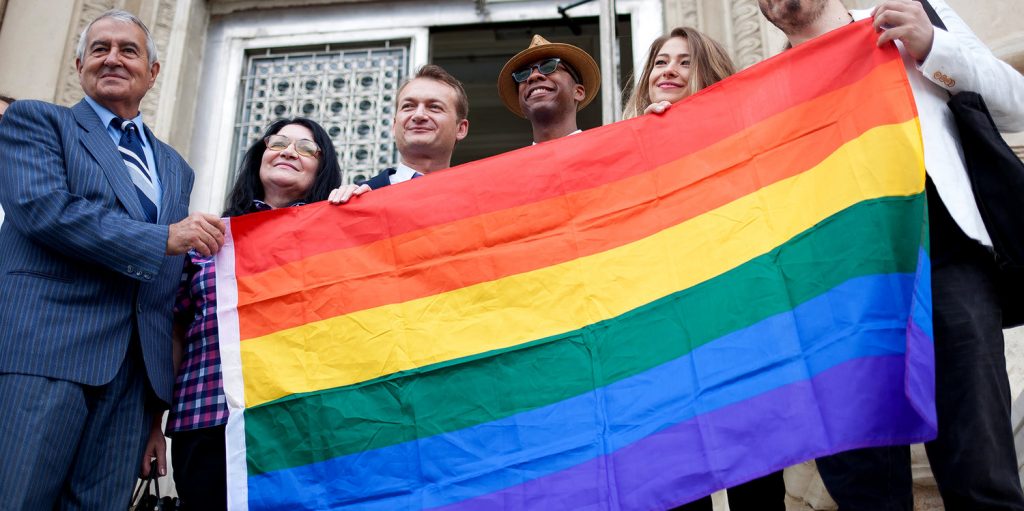 România este dată în judecată la CEDO. Un cuplu gay își cere drepturile