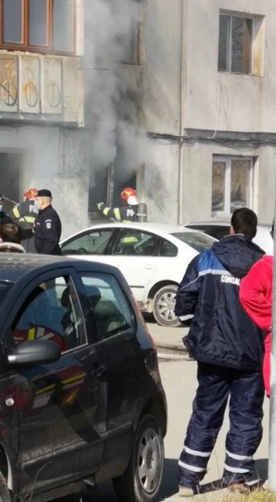 Incendiu într-un bloc din județul Constanța. Pompierii au intervenit de urgență. VIDEO
