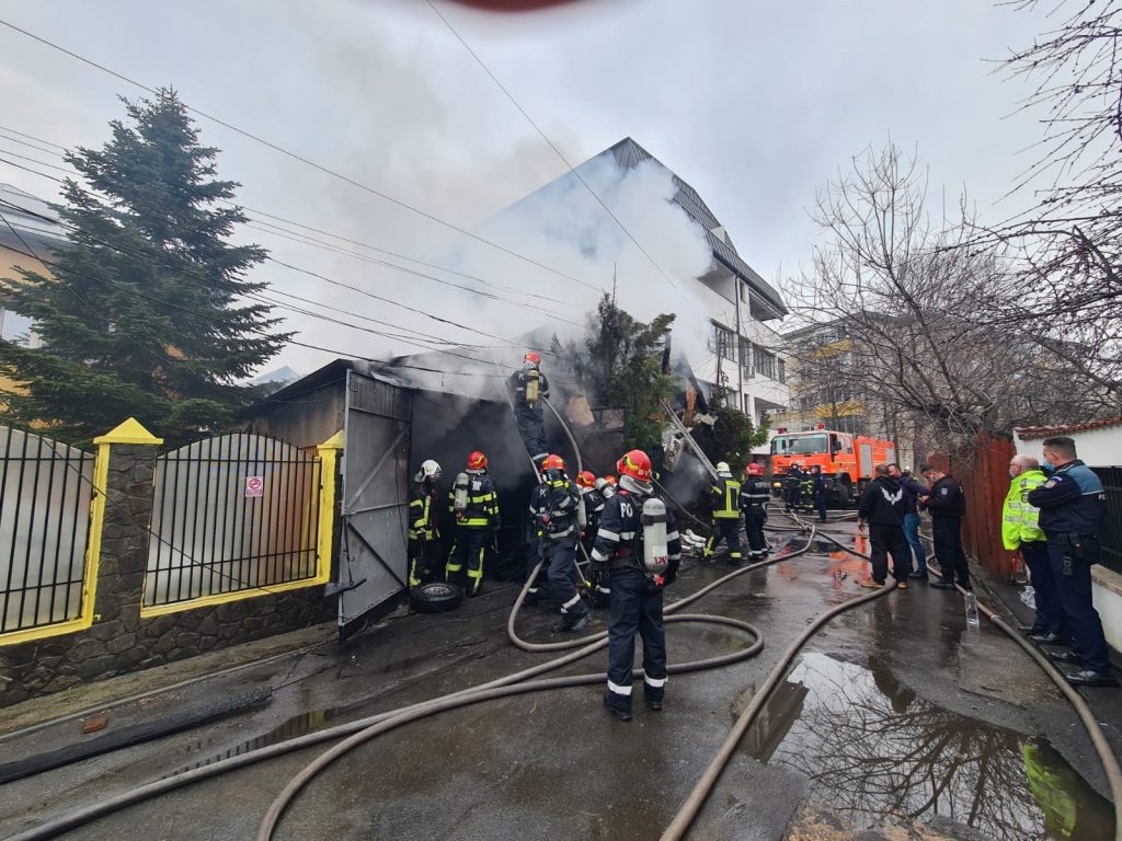 Incendiu puternic în București. Pericol pentru un bloc de locuințe