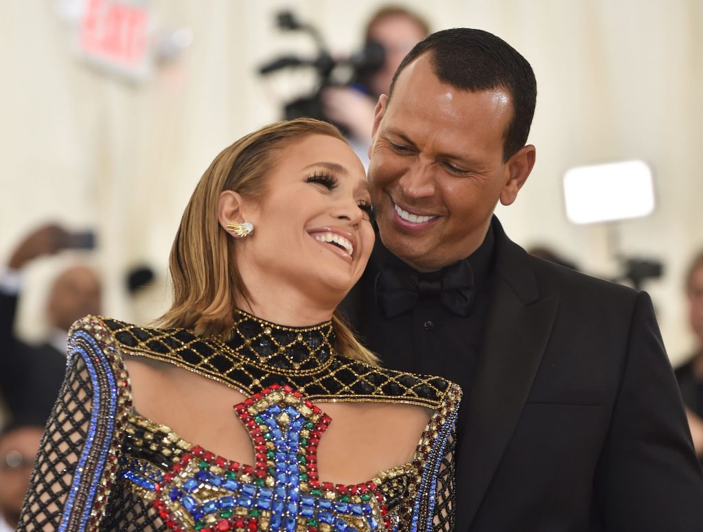 Jennifer Lopez neagă faptul că relația ei cu Alex Rodriguez s-a încheiat