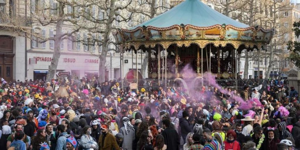 Mii de persoane au participat la un carnaval în Franța. Nu s-a respectat nicio regulă
