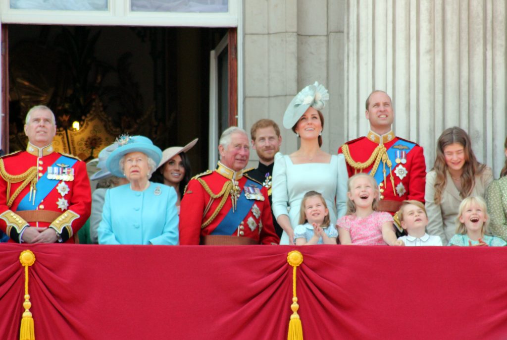 Cât de „trăsniți” sunt membrii casei regale! Cadoul ridicol de Crăciun al Prințului Harry pentru Regină întrece orice imaginație