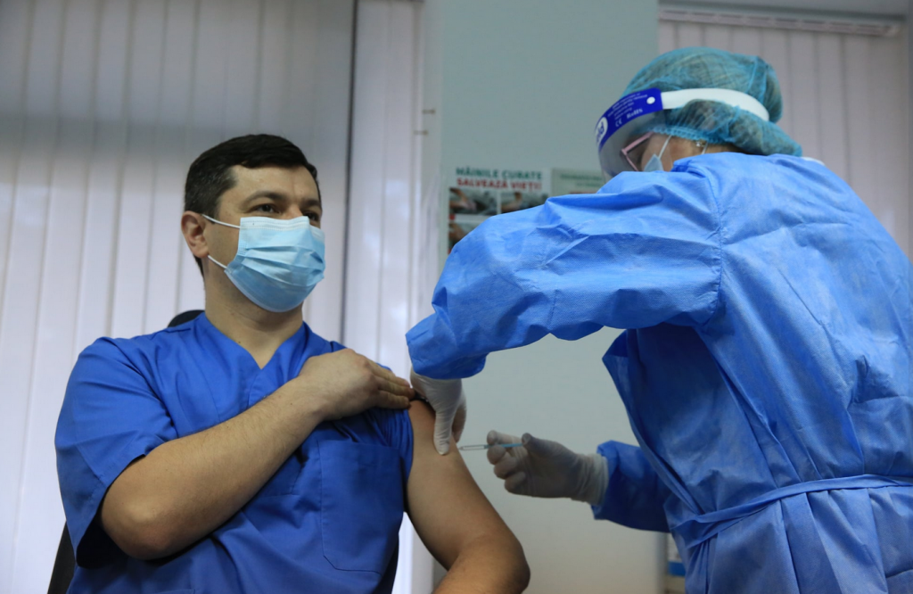 Premieră în Moldova: un doctor a primit primul vaccin de Covid-19, primit din România