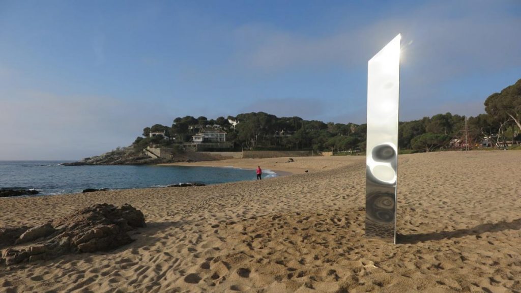 Un nou monolit a fost desoperit pe o plajă din Spania
