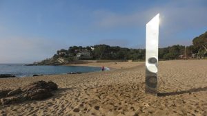 Monolit pe o plaja din Spania