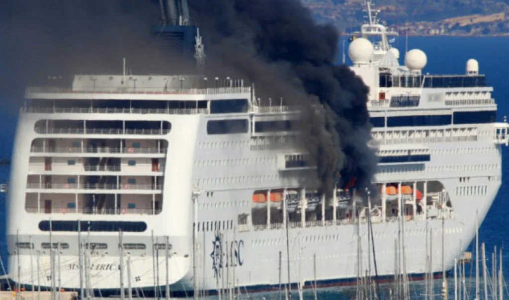 Vasul de croazieră MSC Lirica a fost cuprins de flăcări în portul Corfu, Grecia