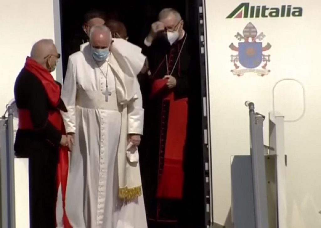 Papa Francisc a aterizat în Irak. Primele imagini cu sosirea Suveranului Pontif