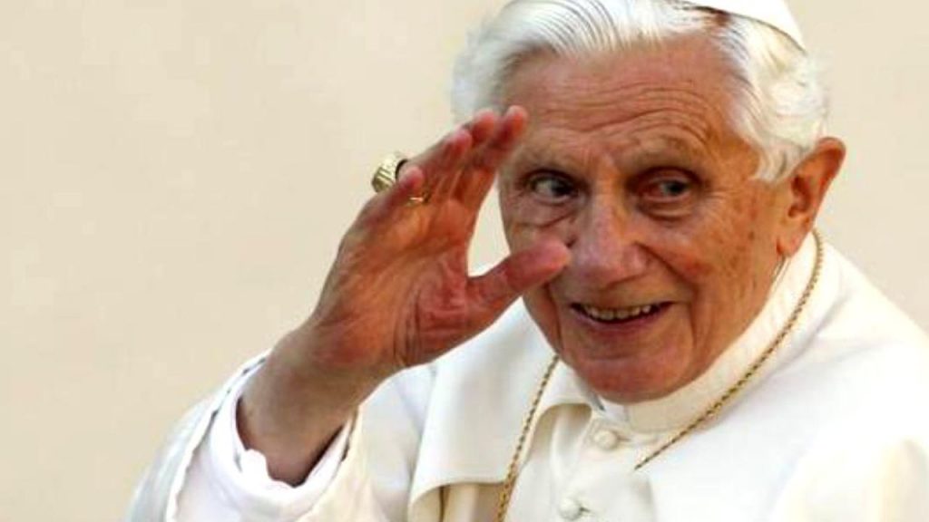 Benedict al XVI-lea este grav bolnav. Papa Francisc i-a făcut o vizită predecesorului său