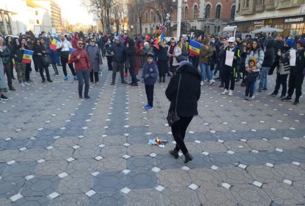 Proteste în carantină la Timișoara. Tânăr reținut de jandarmi pentru că nu a purtat masca de protecție