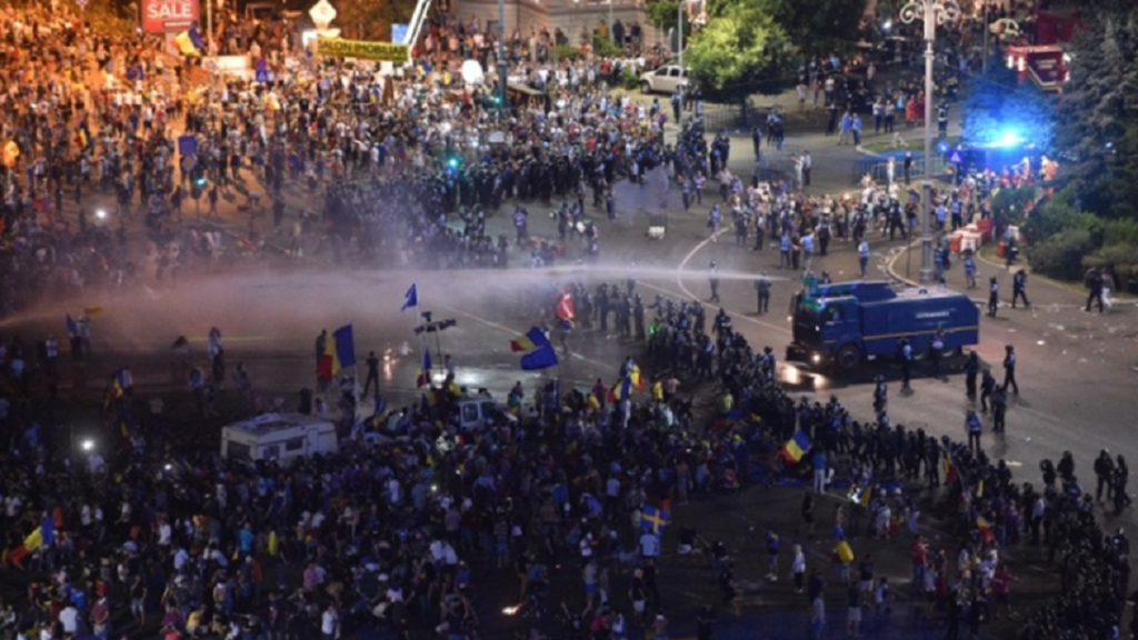 Protestatarii din Piața Victoriei și-au amintit de 10 august cu un scandal de pomină. Mălin Bot, umilit și repudiat de foștii camarazi. VIDEO