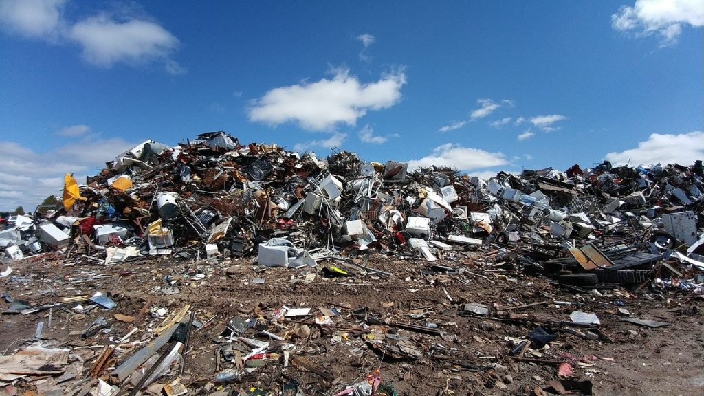 Capitala, „îngropată” de deșeuri. S-au descoperit sute de depozite ilegale. Amenzi record