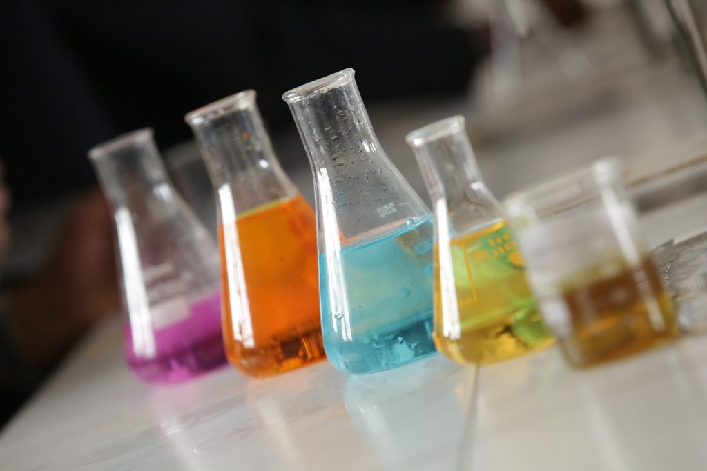 Peste 50 de substanțe chimice misterioase i-au băgat în ședință pe cercetători