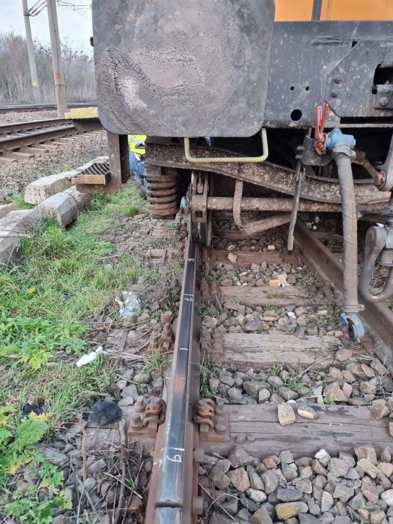 Accident feroviar grav în Suceava. Un tren cu turişti s-a răsturnat