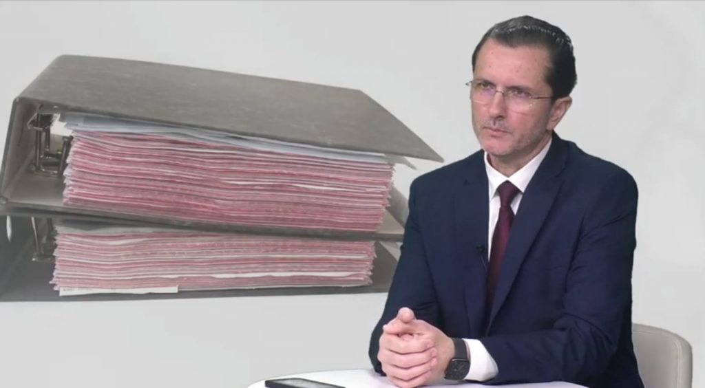 Vasile Bănescu vorbește despre birourile tapetate strident cu icoane: Spații ale imposturii