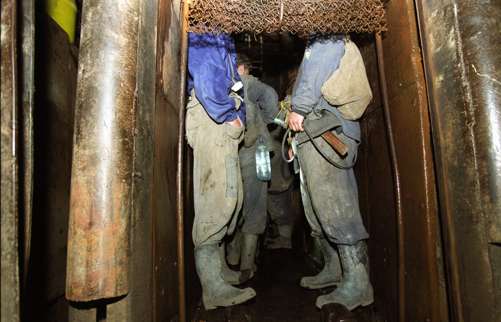 Ajutor de la stat pentru închiderea minelor. Câţi bani vor fi alocaţi pentru minerii care rămân pe drumuri