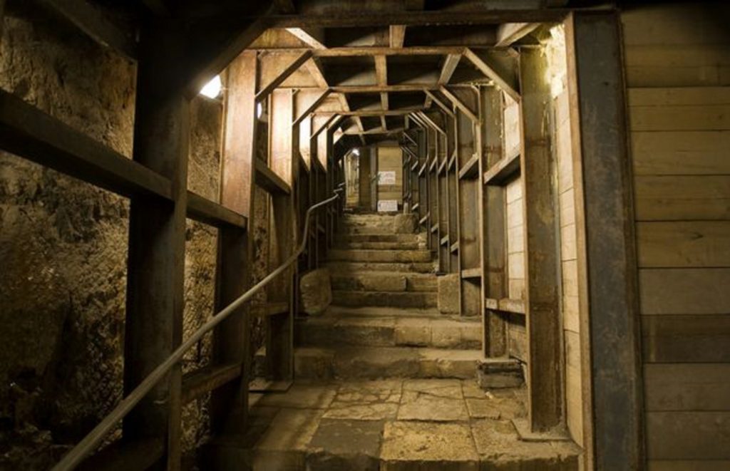 Vaticanul a construit în secret un tunel la Ierusalim? Caută Sfântul Graal?