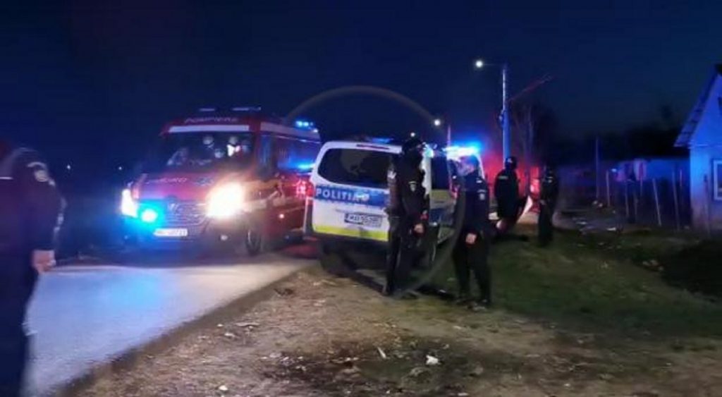 Polițiști atacați de romi în Satu Mare. Una dintre victime a rămas fără ureche