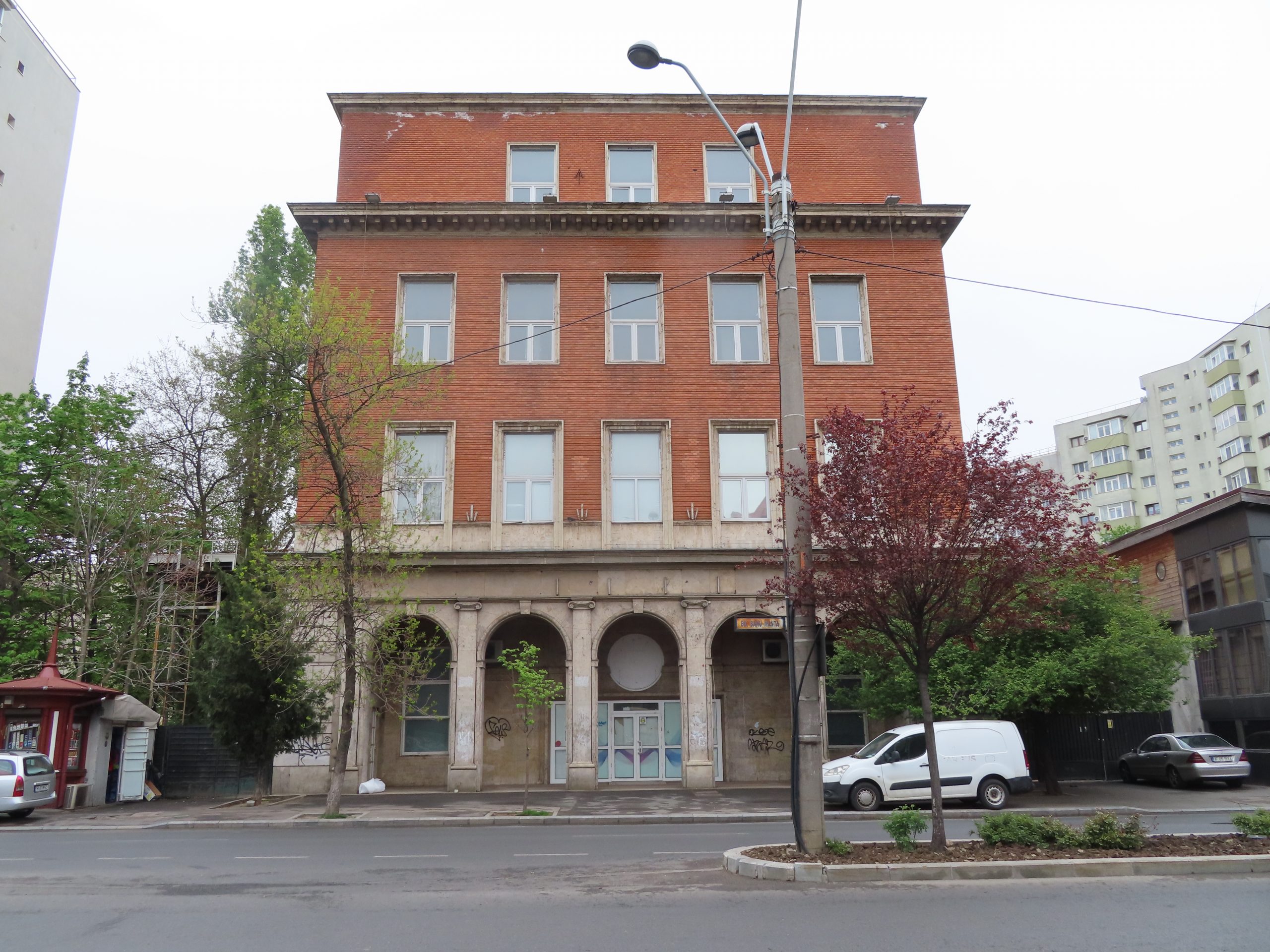 Clădirea istorică de vizavi de Primaria Sectorului 1, sediu de Poștă cu risc seimic, devenit clinică privată, fără bulină. Imobilul e pus gaj la patru bănci!